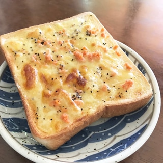 朝から食べ応えバッチリ☆鮭チーズトースト